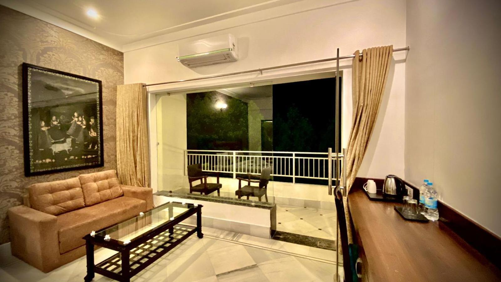 Mewar Palace Resort And Spa ウダイプル エクステリア 写真
