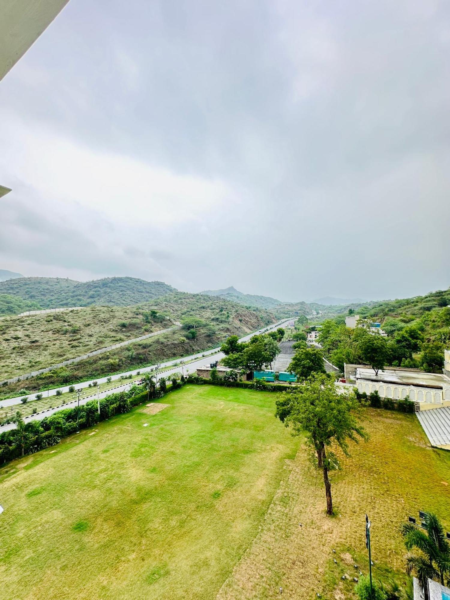 Mewar Palace Resort And Spa ウダイプル エクステリア 写真